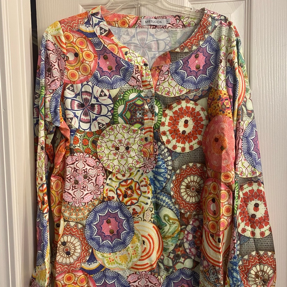 Fun print blouse with 3 buttons.
